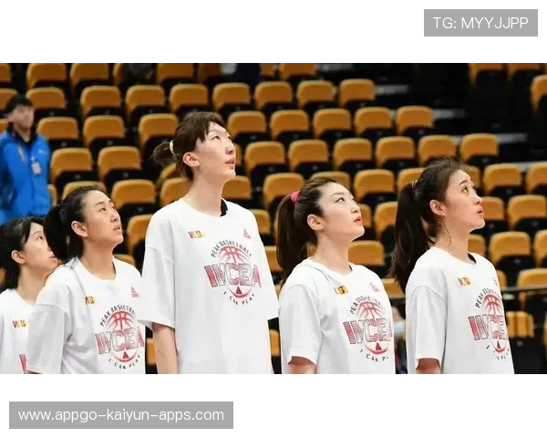 女篮主教练赛后抱着小外援说:今天你就是我的“女儿” 女篮主教练赛后抱着小外援说:今天你就是我的“女儿”